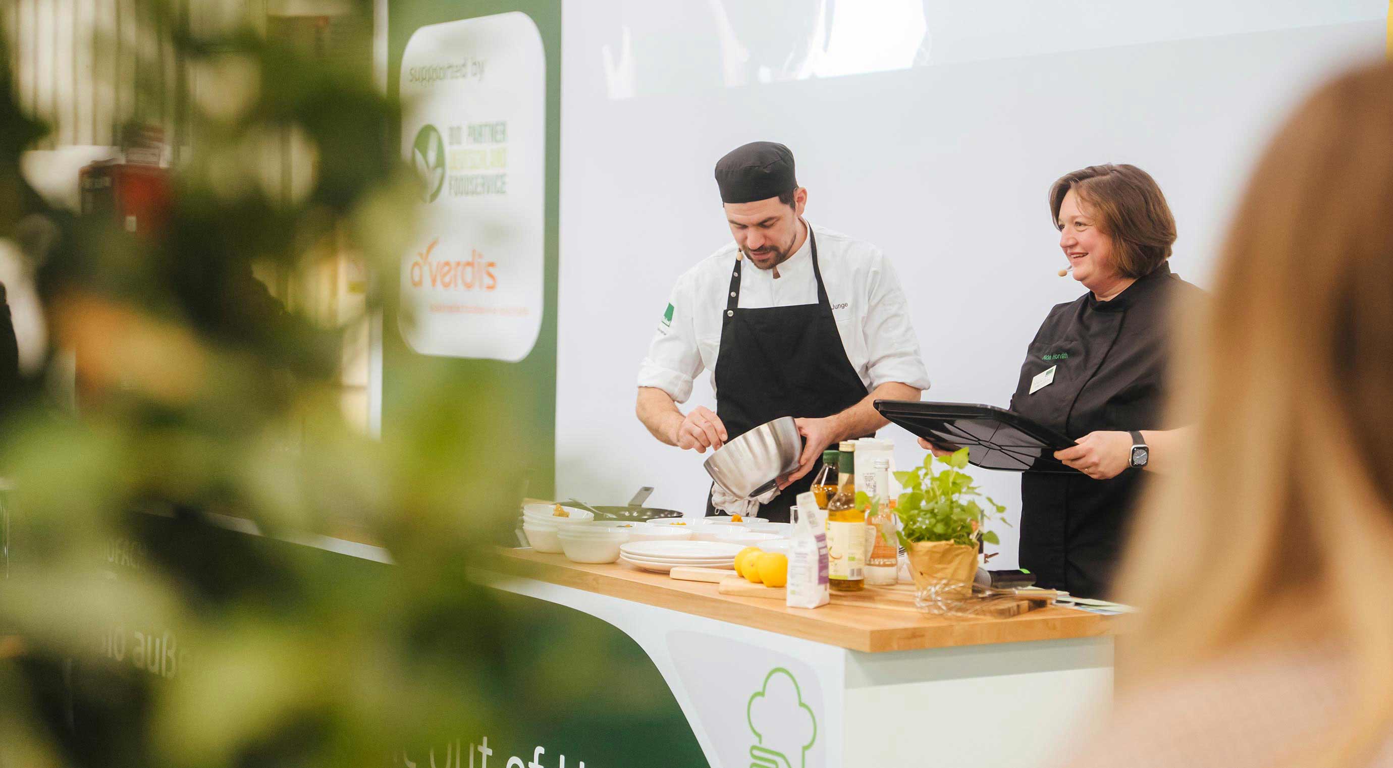 Kochshow mit zwei Personen auf der Sonderfläche "Bio außer Haus"