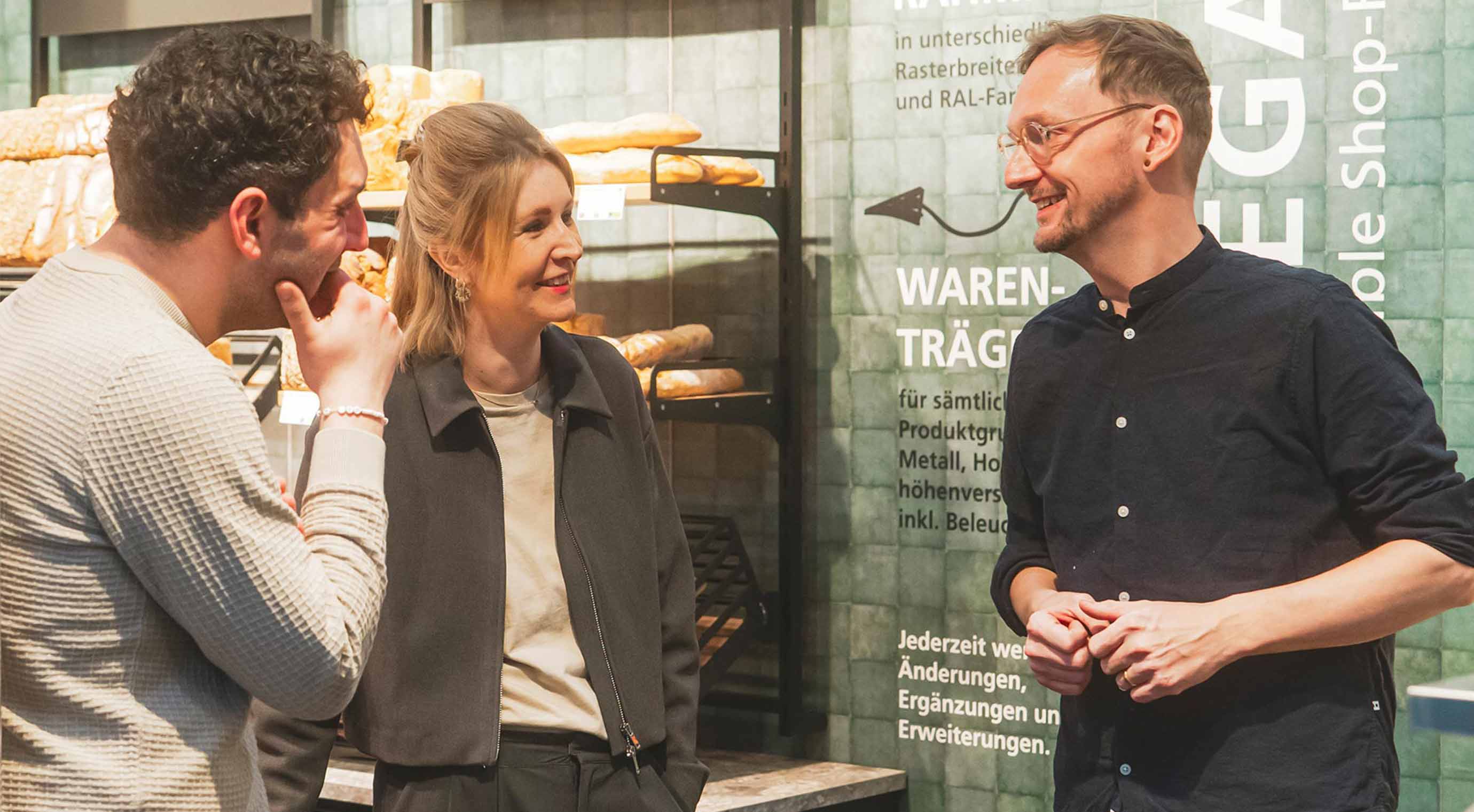 Drei Personen im Gespräch bei der Sonderfläche MeetingPoint BIOimSEH