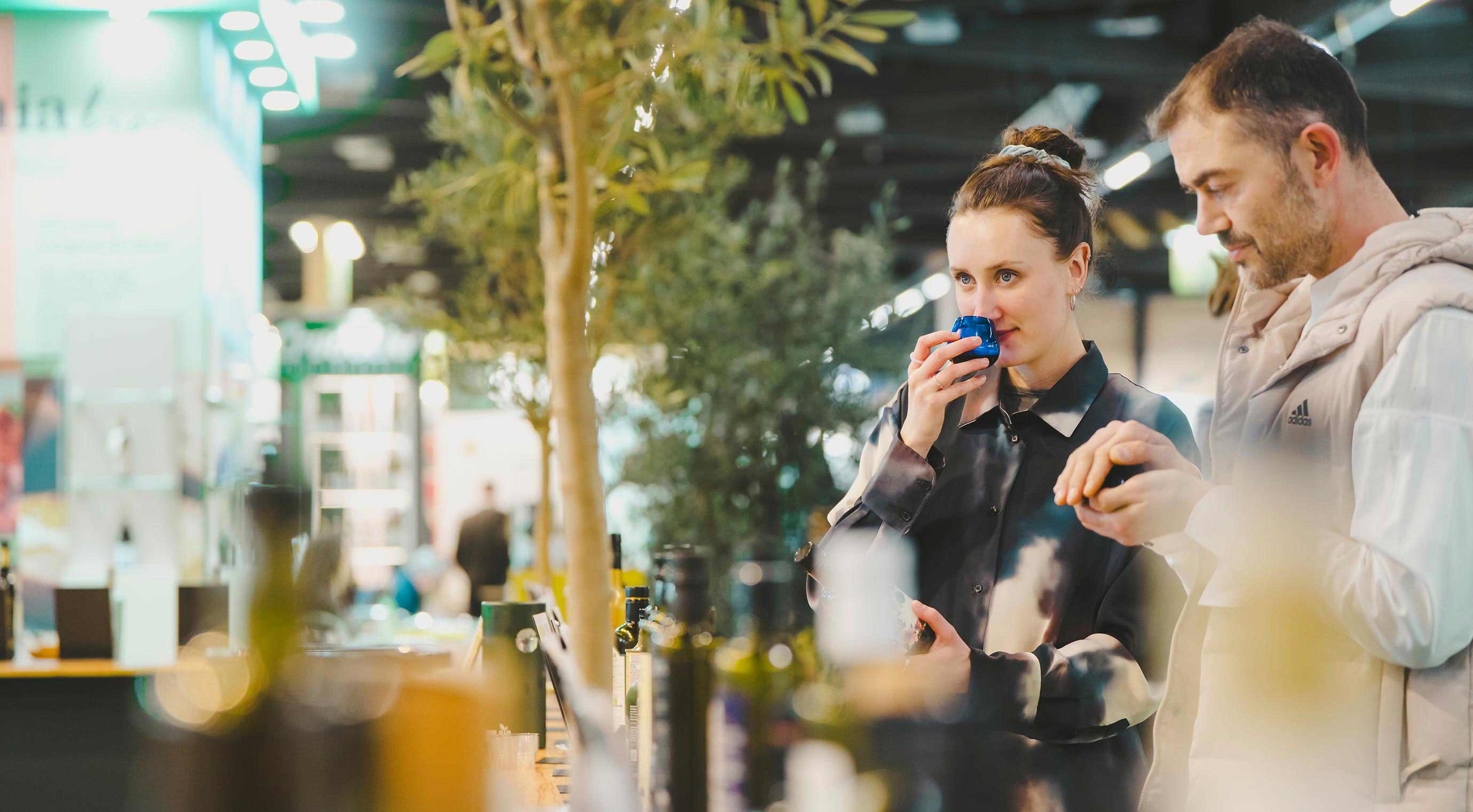 Zwei Personen testen ein Produkt in der Erlebniswelt Olivenöl