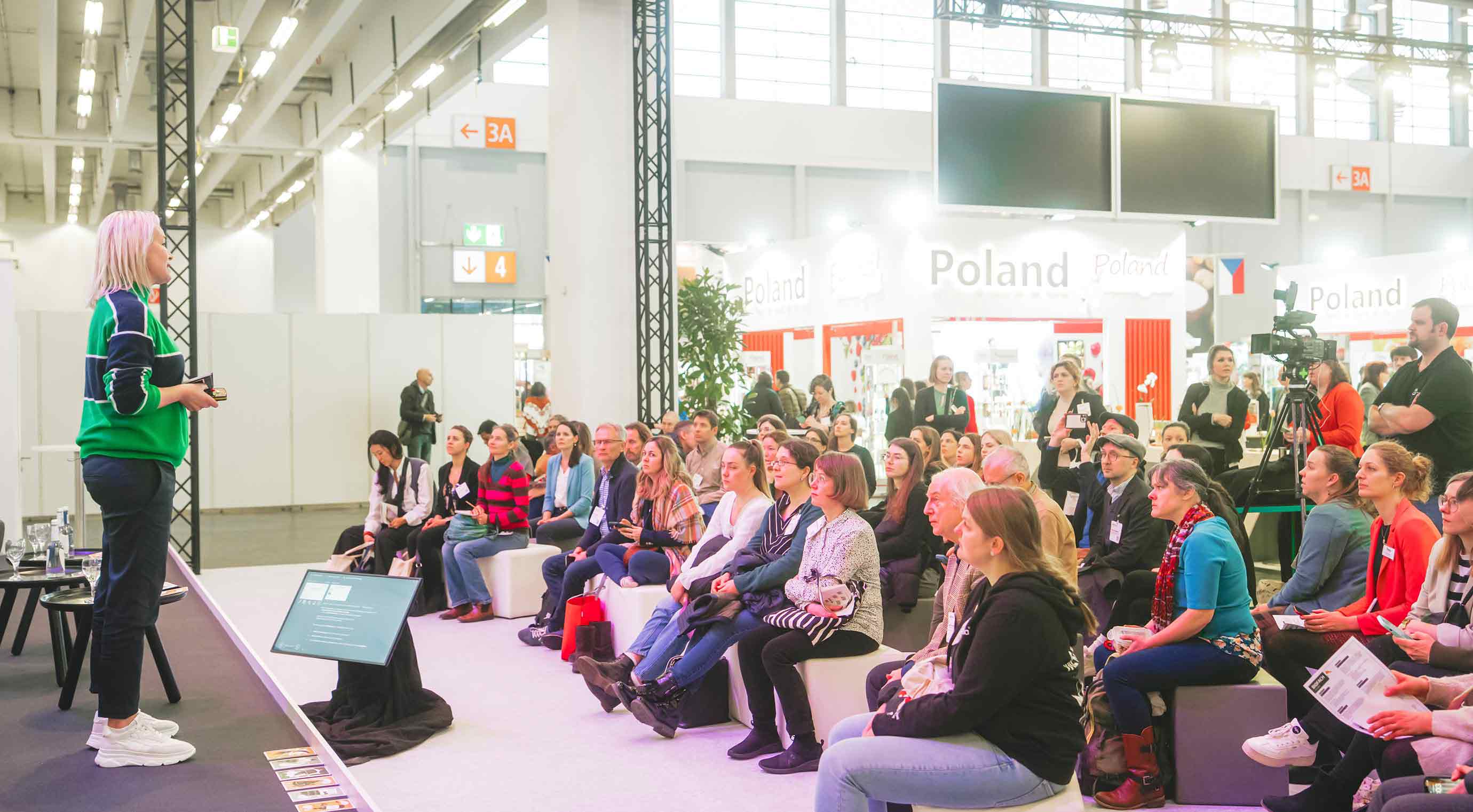 Eine Referentin auf der Innovation Stage spricht zum Publikum