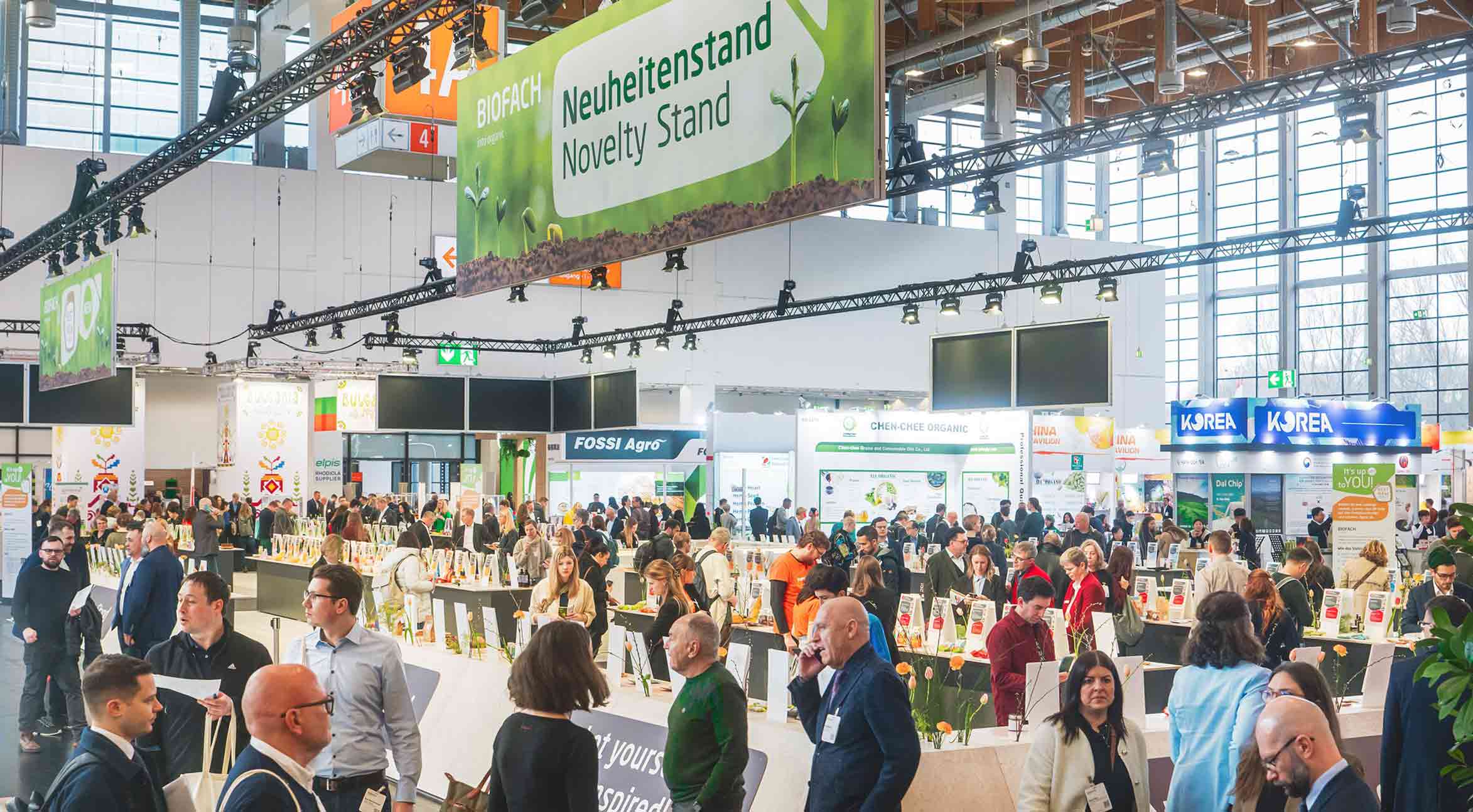 Aufnahme des belebten und mit Besuchern gefüllten Neuheitenstandes.