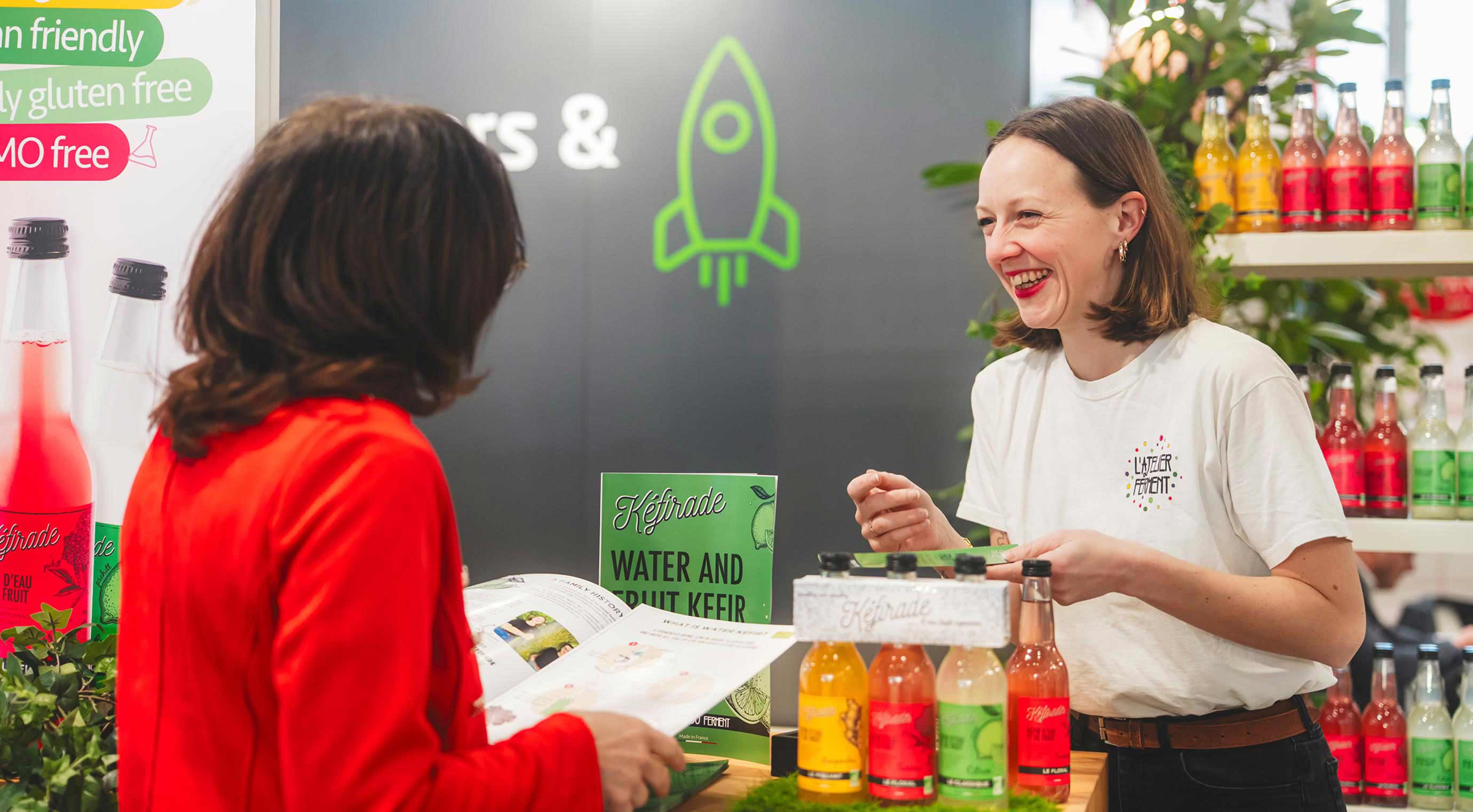 Zwei Frauen im Gespräch am Stand der International Start-Ups & Newcomer Area