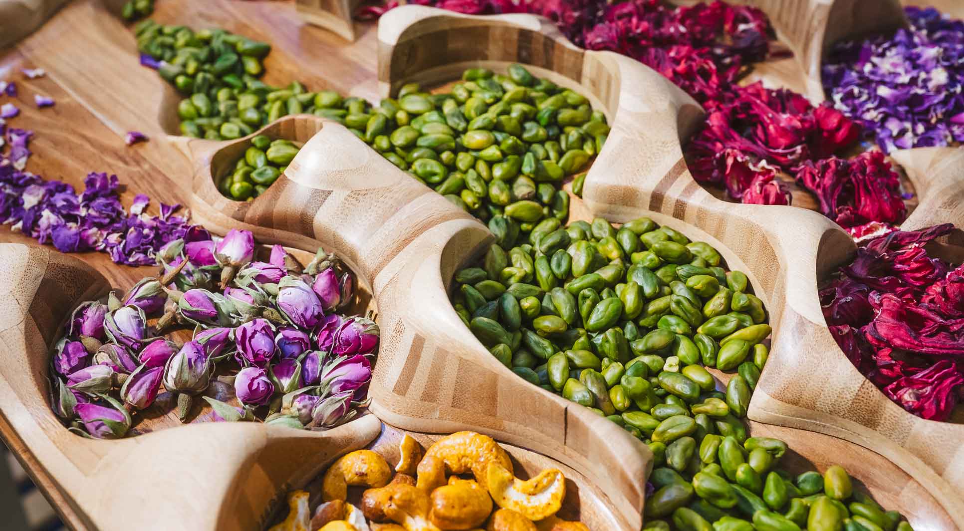 Blüten und Nüsse in einer Holzschale