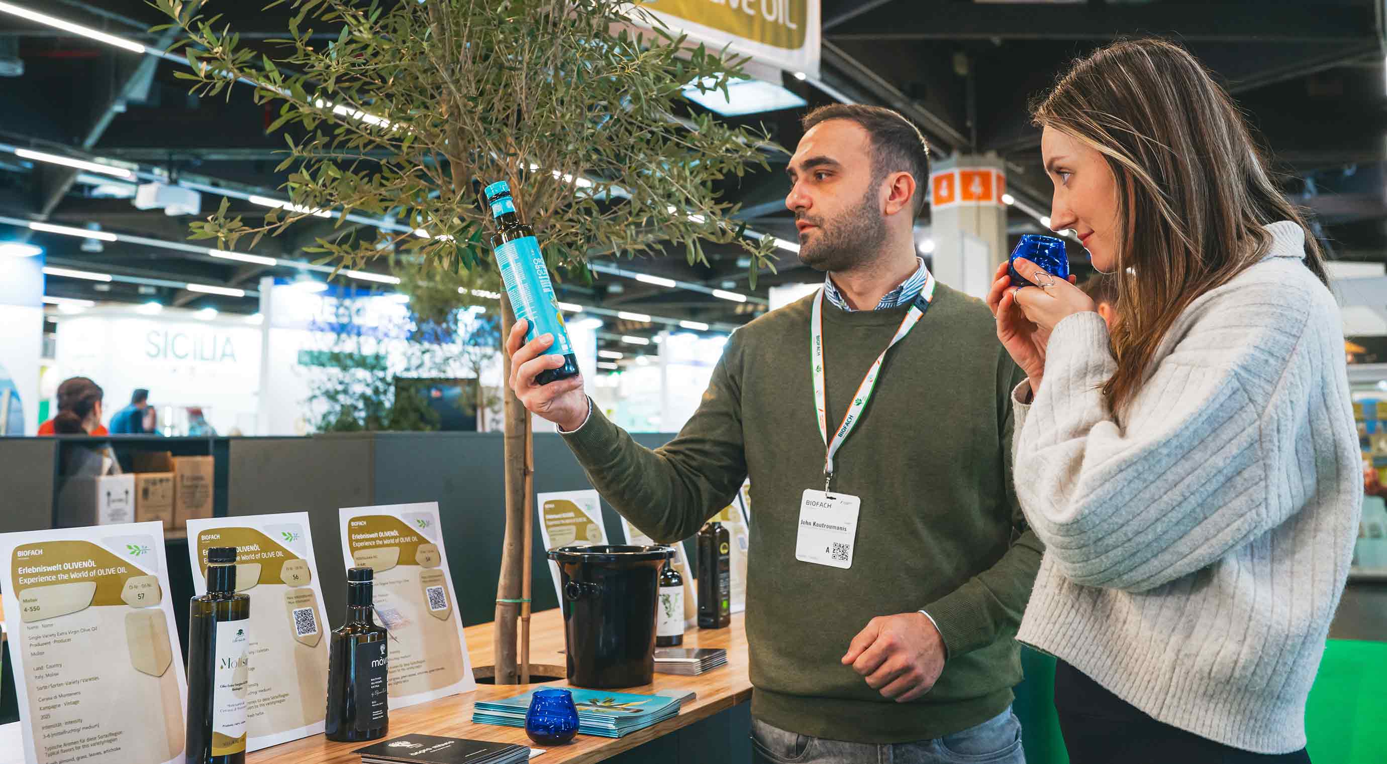 Zwei Personen in der Erlebniswelt Olivenöl bei der Verkostung