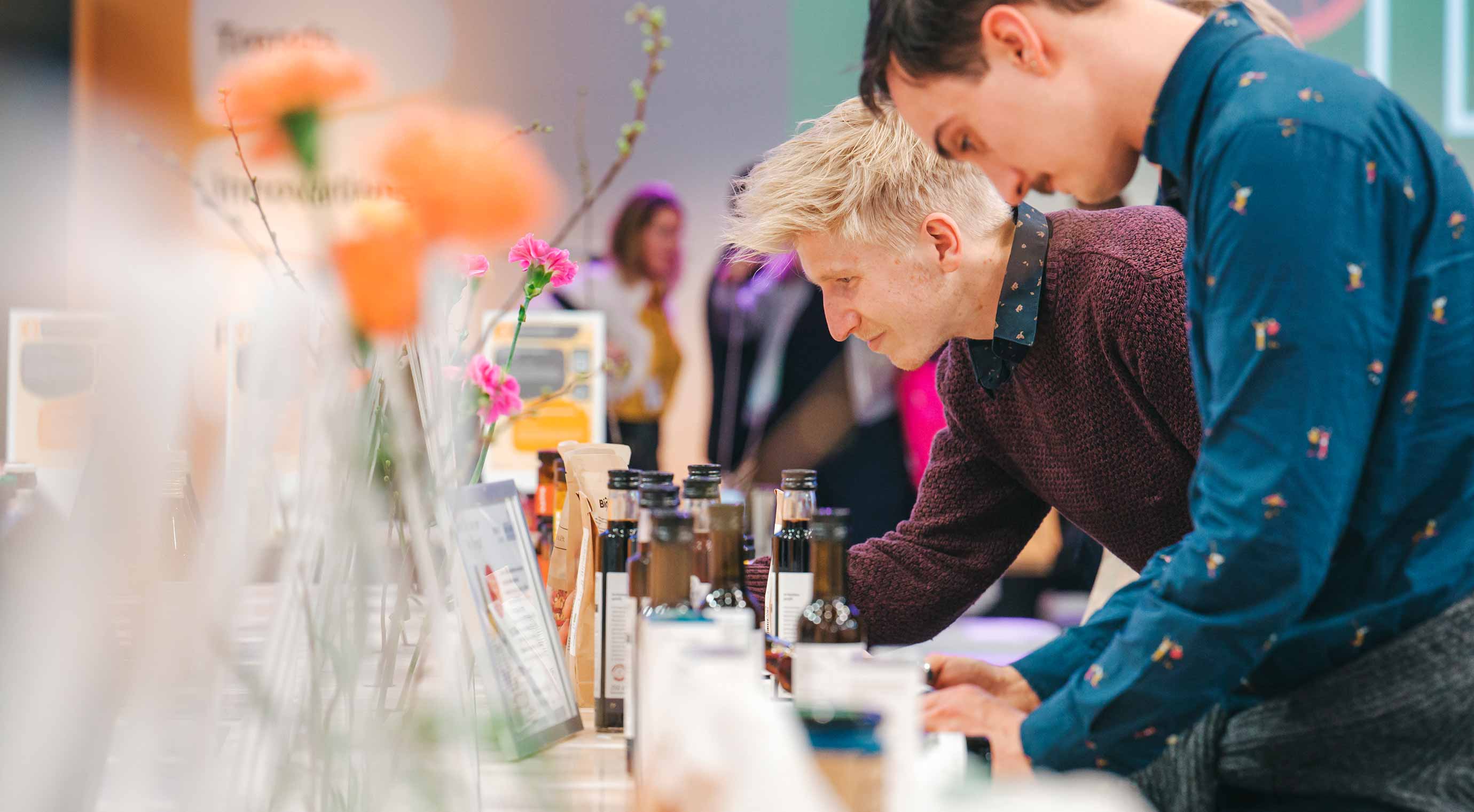 Zwei Personen informieren sich über die Produktneuheiten am Neuheitenstand der BIOFACH