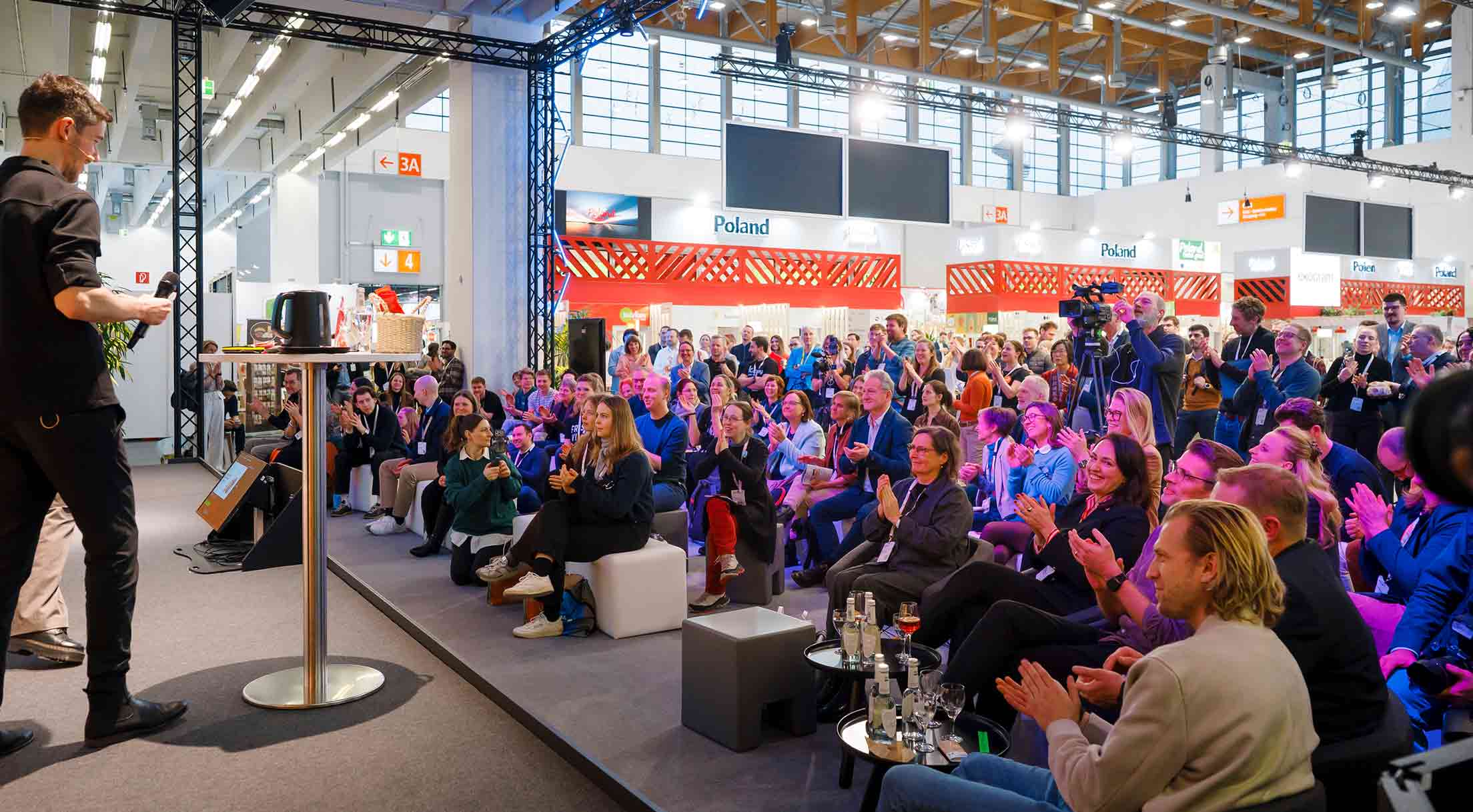 Moderator auf der Innovation Stage beim Start-up Pitches Finale vor dem Publikum